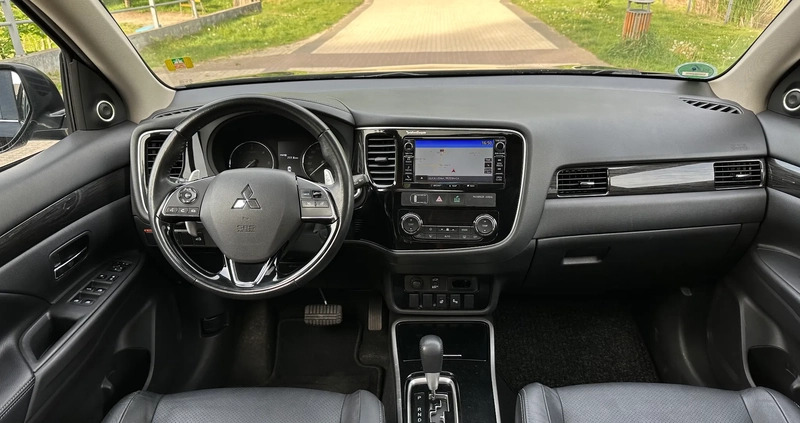 Mitsubishi Outlander cena 79900 przebieg: 210000, rok produkcji 2017 z Wrocław małe 596